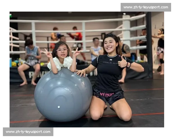 萨曼柴双连踢爆头终结！这腿法堪称泰拳暴力美学范本